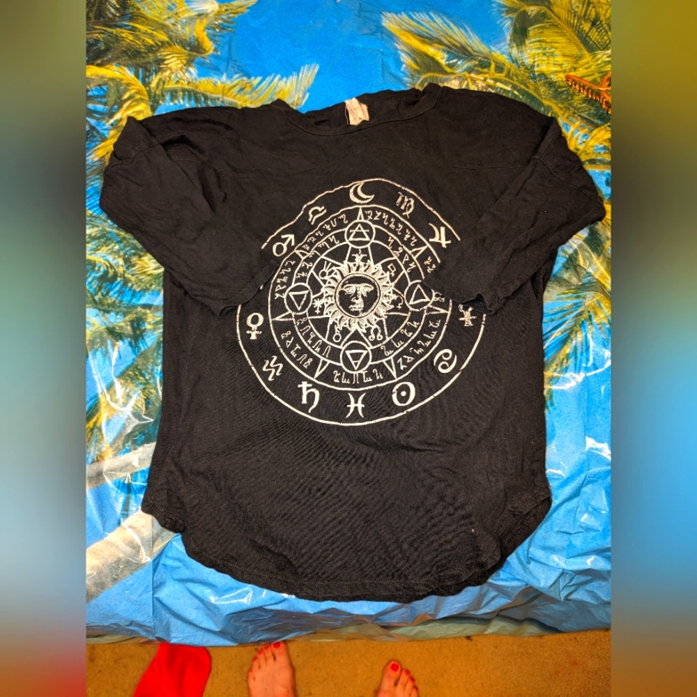 Quarter sleeve astrology top